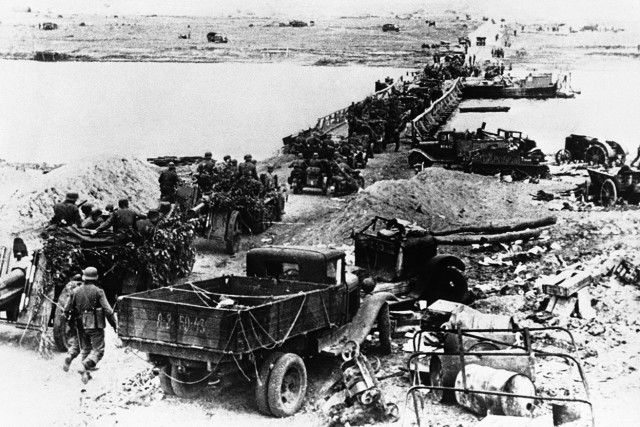 Troops Mobilizing inside Stalingrad