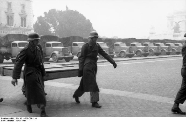 Works of art are being loaded into waiting trucks by soldiers of the Hermann Goring division.