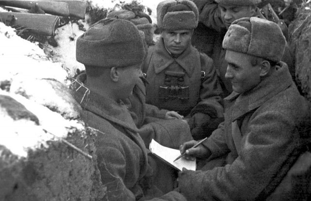 800px-RIAN_archive_851291_Soviet_soldiers_in_Great_Patriotic_War