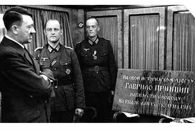 Photo_3_Hitler_views_Princip_Sarajevo_Plaque