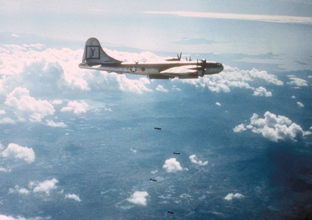 B-29_307th_BG_bombing_target_in_Korea_c1951
