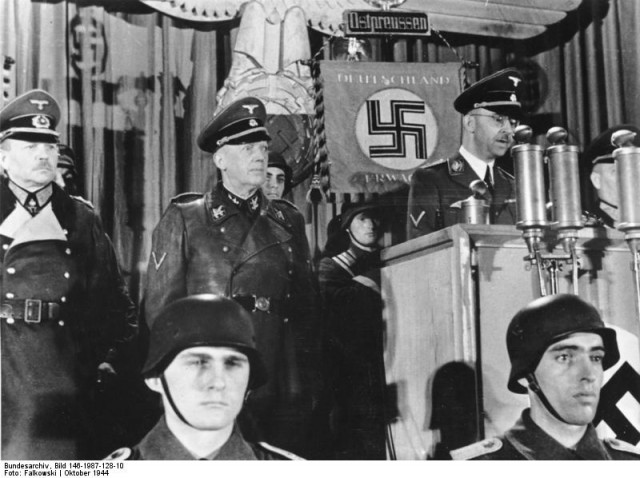 Der Volkssturm wird aufgerufen Der Reichsführer SS Himmler sprach als Befehlshaber des deutschen Ersatzheeres vor den angetretenen ostpreussischen Volkssturm-Bataillonen, die als erste zu den Waffen gegriffen haben. Neben dem Reichsführer-SS Obergruppenführer Lammers und Generaloberst Guderian. Foto: SS-PK Falkowski/Transocean-Europapress- Okt. 1944