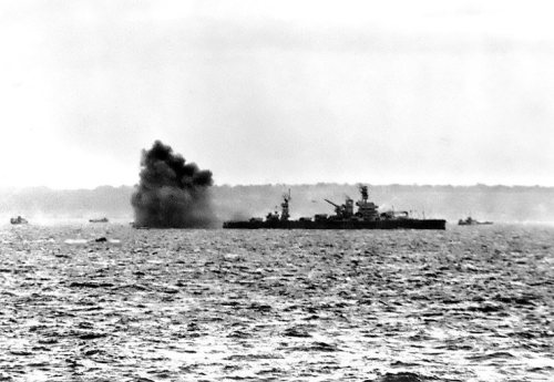 uss_arkansas_bb-33_fires_her_guns_at_german_positions