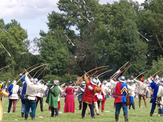 Archer re-enactors at the Tewkesbury Medieval Festival (Wikipedia)
