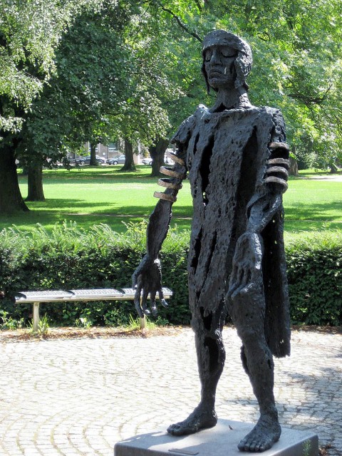 Modern statue of Varus - photo by Fewskulchor. From https://commons.wikimedia.org