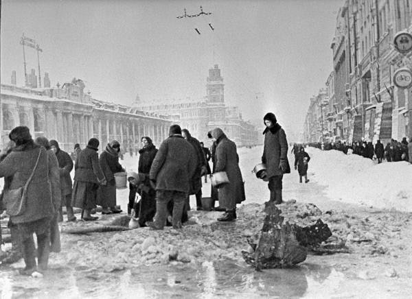 People gathering water from shell-holes on Nevsky Prospect, between Gostiny Dvor and Ostrovsky Square. By RIA Novosti – CC BY-SA 3.0