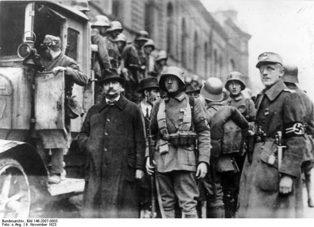 Hitler Putsch (8.-9.11.1923). - Stoßtrupp Hitlers verhaftet sozialistische Stadträte