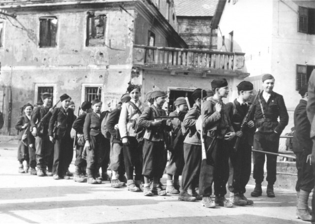 Serbian young partisans, Yugoslavia, 1945 (waralbum.ru)