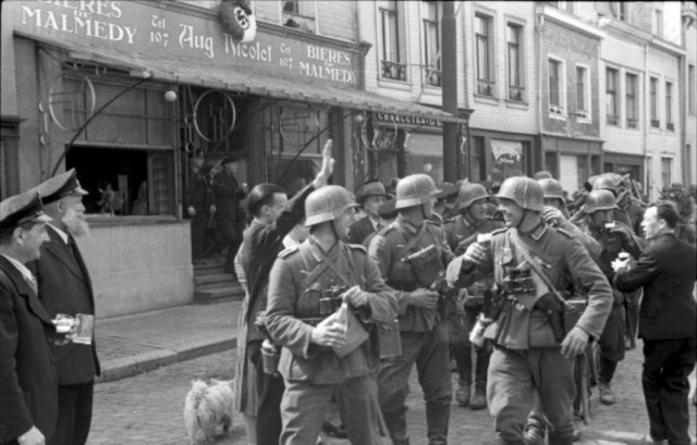 German soldiers are welcomed into Eupen-Malmedy, a German border region annexed by Belgium in the Treaty of Versailles (1919) (Bundesarchiv)