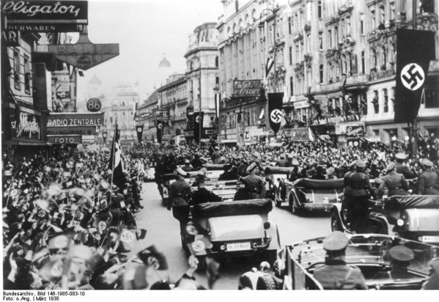 Cheering crowds greet the Nazis in Vienna. (Bundesarchiv)