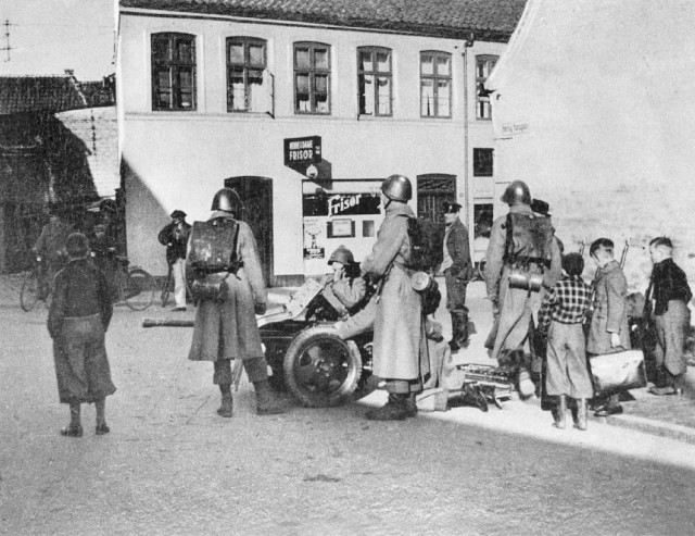 Five Danish soldiers with a 37mm anti-tank gun outside Hertug Hansgades Hospital in Haderslev on the morning of April 9th, 1940 (The Museum of Danish Reistance)