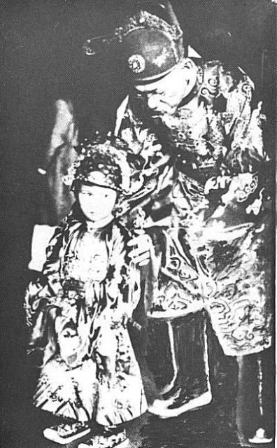 Crown Prince Bao Long as a child playing with his father, the Emperor. By Bởi Không rõ
