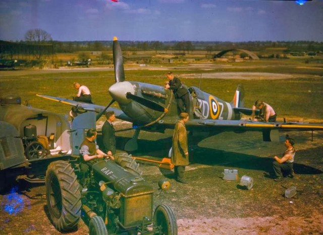 Refuelling and re-arming of a Spitfire, England, 1939-1945. © IWM (COL 191)
