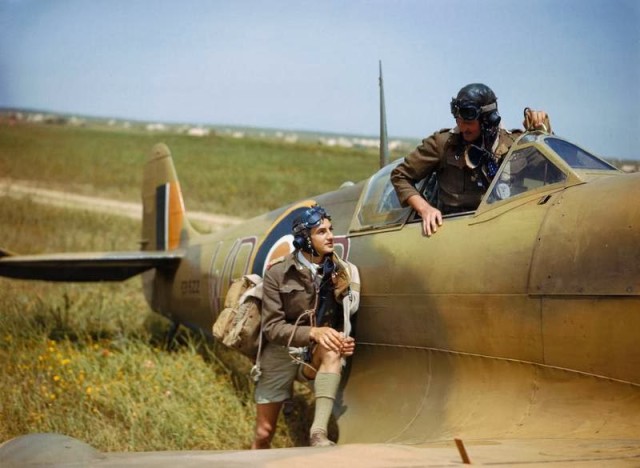 A Spitfire pilot of the South African air force conferring with his Number 2, Tunisia, 1943. © IWM (TR 1033)