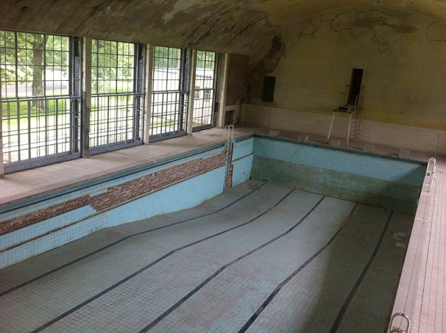 Inside the swimming area. Photo via Wikipedia and The German Federal Archive. 
