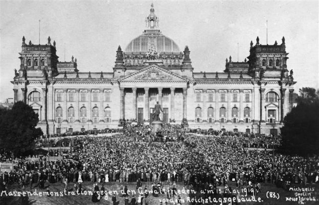 Demonstration against the treaty in front of the Reichstag. May 1919.