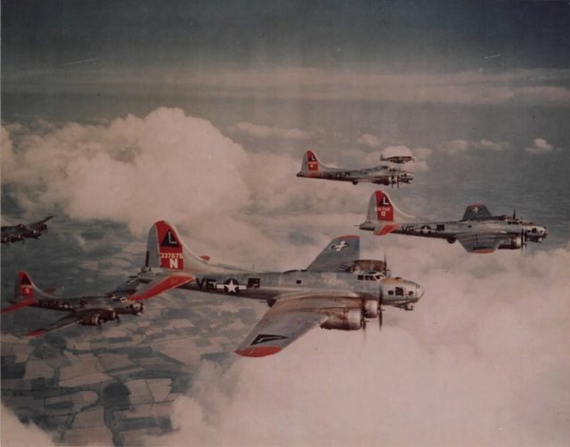 Bombers B-17 "Flying Fortress" 381 th American group in flight, accompanied by fighter P-51 "Mustang" 359 th Fighter Group [Via]. 