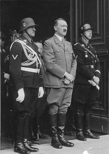 Sepp Dietrich, Hitler, Heinrich Himmler in Berlin 1937 - Bundesarchiv, Bild 183-C05557 / CC-BY-SA 3.0