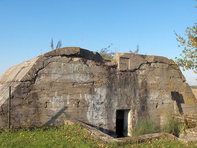  German bunker from the First World War between Fromelles and Aubers (France, Dept. Nord), west of road D14. Constructed by the german 4th Company of Fortress-Engineers. Friedrich Tellberg / Wikimedia / CC BY-SA 2.0