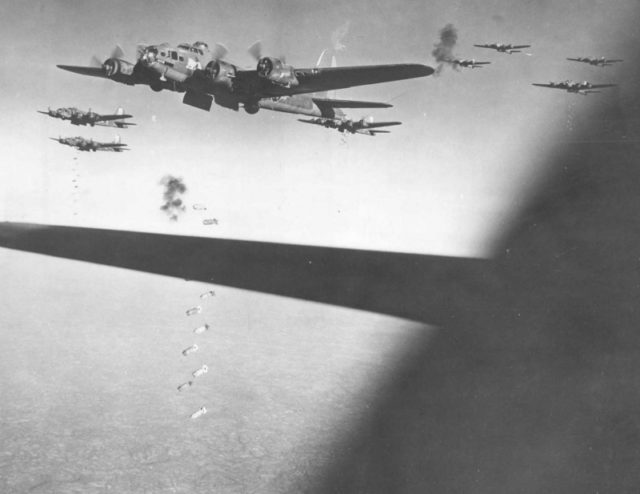 Bombers B-17F «Flying Fortress" 390th Bomb Group 8th Air US Army bombed targets in France [Via].