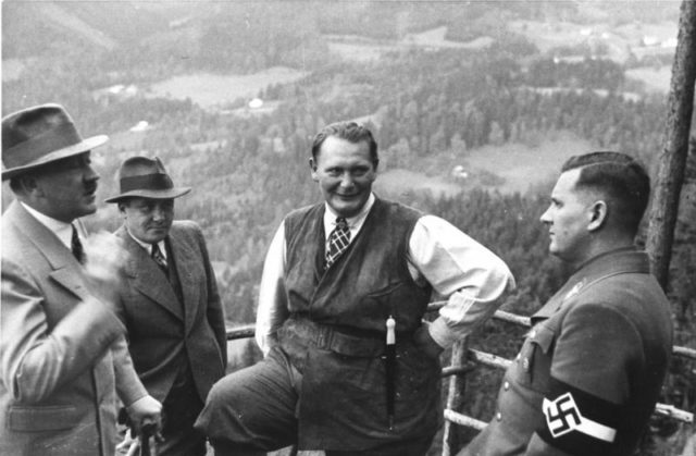 Hitler (left), Bormann, Göring und v. Schirach on the Obersalzberg in 1936 - Bundesarchiv, B 145 Bild-F051620-0043 / CC-BY-SA 3.0