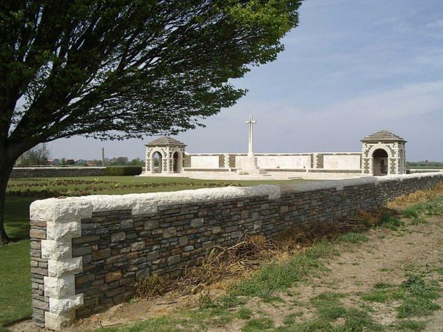 VC Corner Cemetery: In honour of 410 unknown Australian soldiers here buried who were among the 1299 officers, non-commissioned officers and men of the Australian Imperial Forces killed in the attack at Fromelles July 19th/20th 1916. Photo by Codepem / Wikipedia / CC BY-SA 3.0