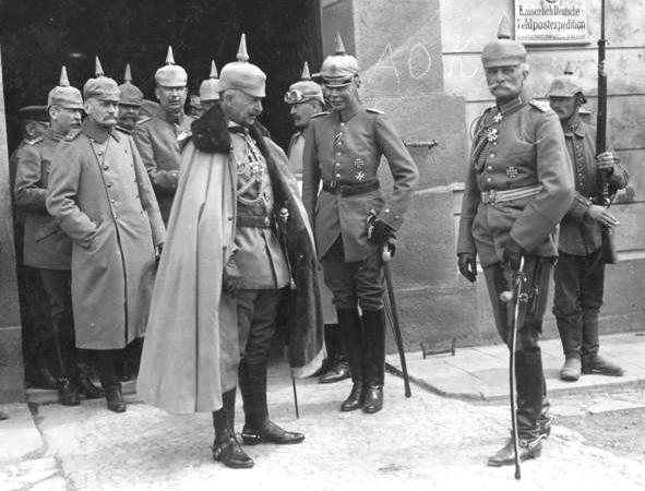 Kaiser Wilhelm II, August von Mackensen and others wearing Pickelhauben with cloth covers in 1915. By Bundesarchiv – CC BY-SA 3.0 de