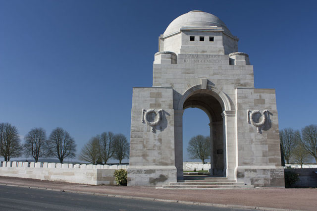 The entrance to Cabaret-Rouge Cemetery. Wikimedia Commons/Daniel Villafruela. (Own work) / CC BY 3.0