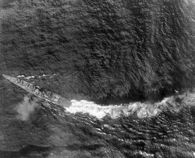The Japanese cruiser Chikuma maneuvering after sustaining torpedo damage. By USN (photographed from a U.S. Navy aircraft) - Official U.S. Navy photograph 80-G-287537, now in the collections of the U.S. National Archives., Public Domain, https://commons.wikimedia.org/w/index.php?curid=1127425