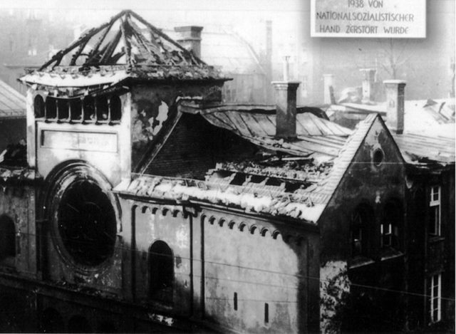 Destroyed synagoge in Munich after Kristallnacht, similar to the one in Nuremberg. By לא ידוע / Unknown - אוסף פרטי / Private collection, CC BY 3.0, https://commons.wikimedia.org/w/index.php?curid=10609245
