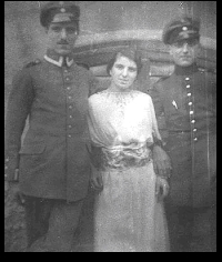 Berthold Guthman with his sister and brother. Bethold is on the left. Image source: Wikimedia Commons/ public domain.