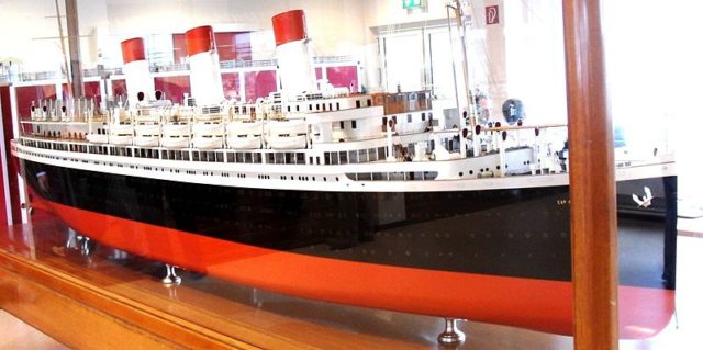 A model of the SS Cap Arcona. By Dr. Karl-Heinz Hochhaus – CC BY 3.0