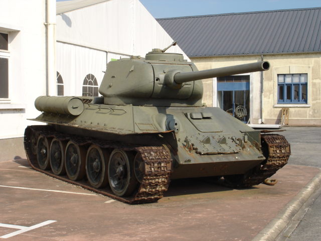 The Soviet medium T-34-85 tank at the Musée des Blindés in Saumur, France. By Antonov14 – CC BY-SA 2.5