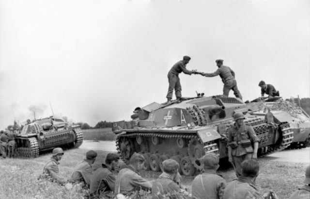 German forces pushing through Latvia, summer 1941. Photo: Bundesarchiv, Bild 101I-009-0882-04 / Schröter / CC-BY-SA 3.0.