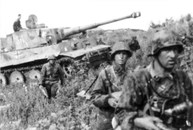 German troops and Tiger I heavy tank of the German 2nd SS Panzer Division ‘Das Reich’ on the move near Kursk, Russia, June-July 1943. Photo: Bundesarchiv / Bild 101III-Zschaeckel-206-35 / Friedrich Zschäckel / CC-BY-SA 3.0