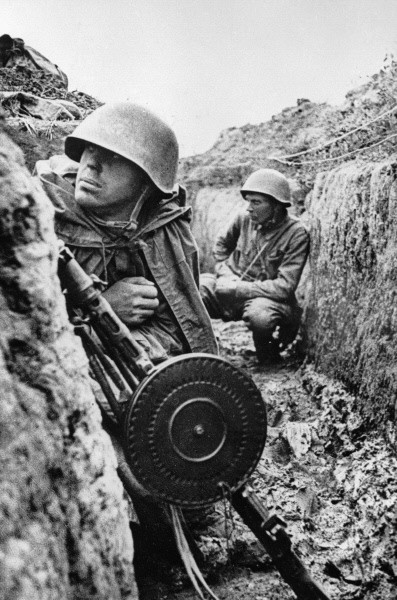 Two Soviet soldiers, one armed with a DP machine gun, in the trenches of the Leningrad Front on 1 September 1941