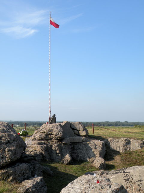 A monument to Raginis amidst the destroyed bunkers near the Wizna line. Photo: Nie na zarty / CC BY-SA 3.0