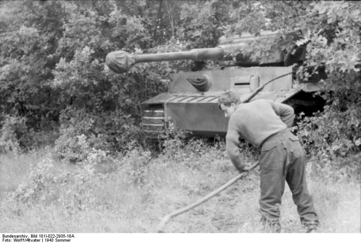 A partially camouflaged Tiger I heavy tank, Kursk, Russia, summer 1943. Photo: Bundesarchiv / Bild 101I-022-2935-18A / Wolff/Altvater / CC-BY-SA 3.0