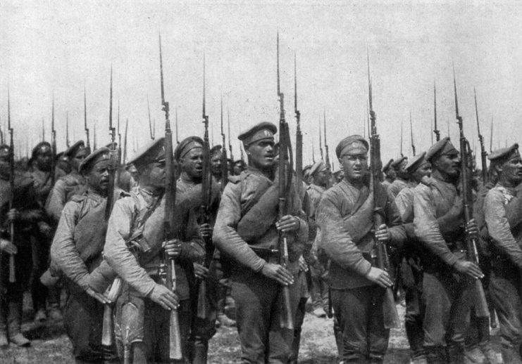 Russian Imperial infantry of World War I armed with Mosin–Nagant rifles.
