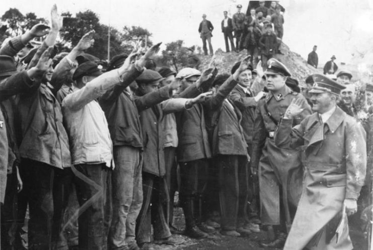 Workers of the Siegfried Line and Adolf Hitler during an inspection of the wall, October 1938. Photo: Bundesarchiv, Bild 183-2004-1202-501 / CC-BY-SA 3.0