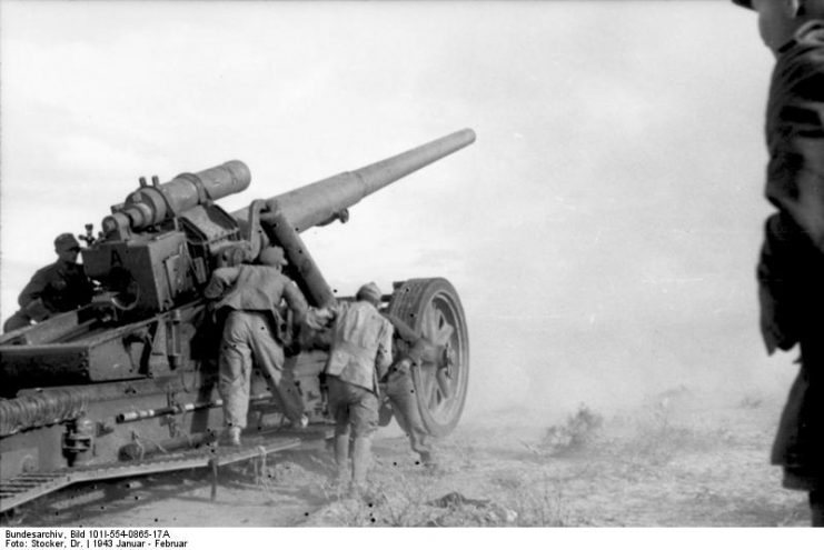 German 17 cm K18 gun in action in Tunisia, 1943. Photo: Bundesarchiv, Bild 101I-554-0865-17A / Stocker / CC-BY-SA 3.0