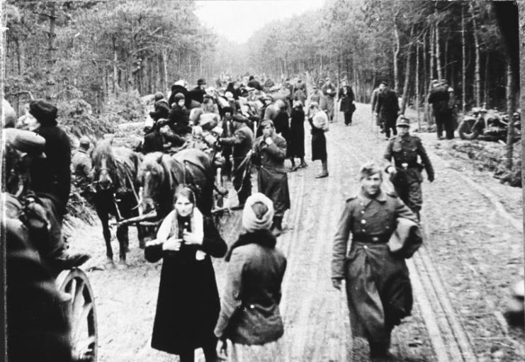 Refugees fleeing in East Prussia. Bundesarchiv – CC-BY SA 3.0