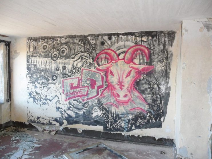 Graffiti inside one of Prora’s many rooms. Wusel007 – CC-BY SA 3.0