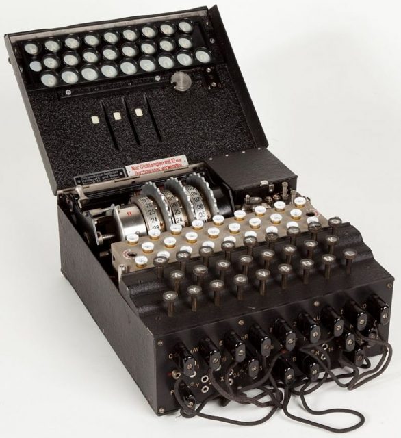 Military Enigma machine, model “Enigma I”, used during the late 1930s and during the war. By Alessandro Nassiri CC BY-SA 4.0