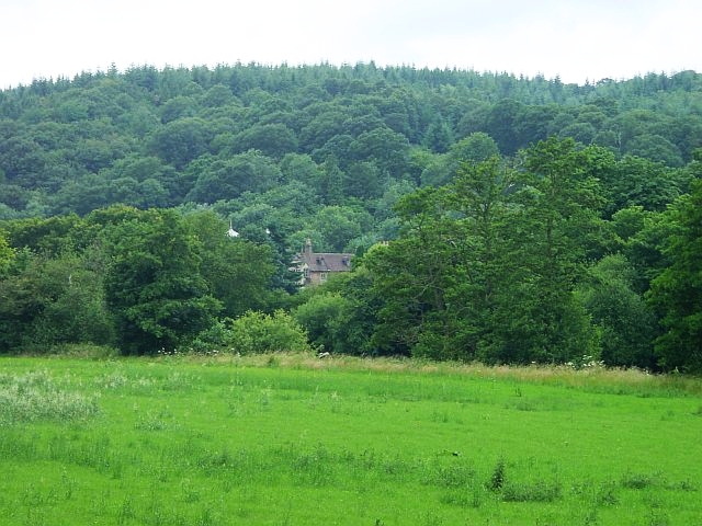 Ribbesford House just visible through the trees that line the river Severn. It was a Headquarters for the Free French Army headed by General Charles De Gaulle during World War II. Ribbesford Woods can be seen in the background. Photo: Penny Mayes / CC-BY-SA 2.0