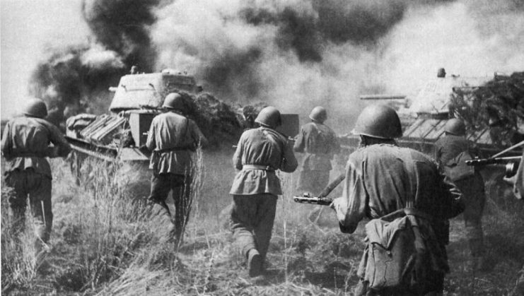 Soviet troops counterattacking behind T-34 tanks, 1943. Photo: Mil.ru / CC BY 4.0