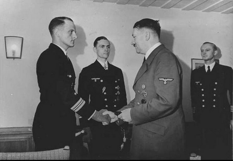 Captain Hardegen standing between Erich Topp and Adolf Hitler – May 1942 – Bundesarchiv CC0