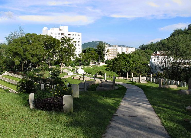 Stanley Military Cemetery where many of the Allied soldiers in Hong Kong were buried. A memorial to the soldiers on the Lisbon Maru is located here. – WiNG CC BY-SA 3.0