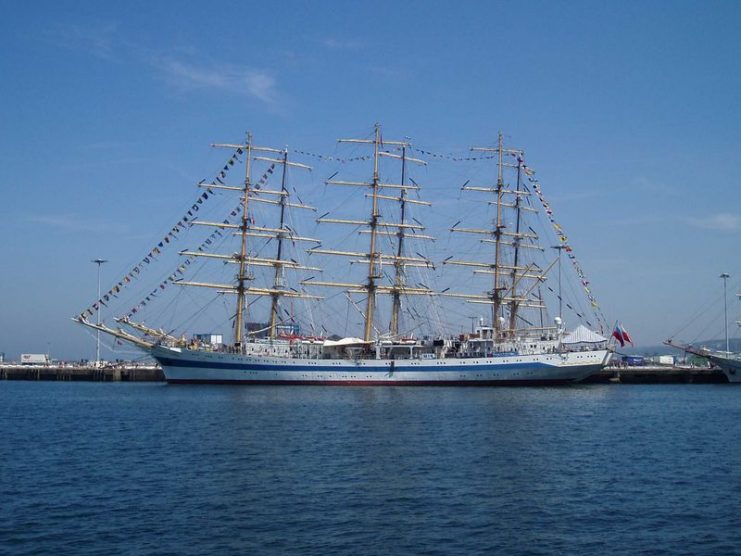 The Mir, Russian three-masted square built in 1987.Photo taken July 14, 2005 in Cherbourg during the Tall Ships’ RacePhoto Loïc Evanno CC BY-SA 2.5