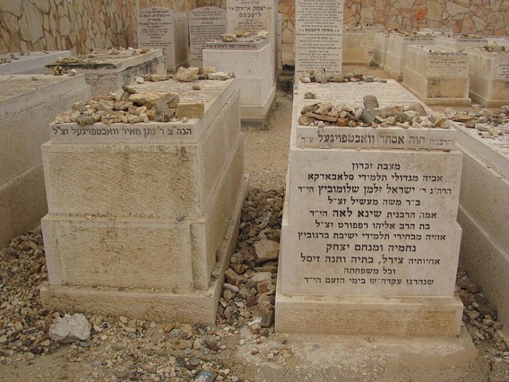 The names of family members killed in the Holocaust are engraved on the side of the grave.          Har HaMenuchot cemetery, Jerusalem, Israel.Photo: Yoninah CC BY-SA 3.0
